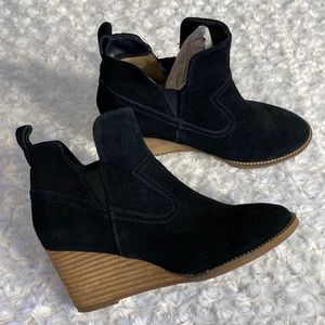 Blondo wedged black suede ankle boots size 7.5 waterproof